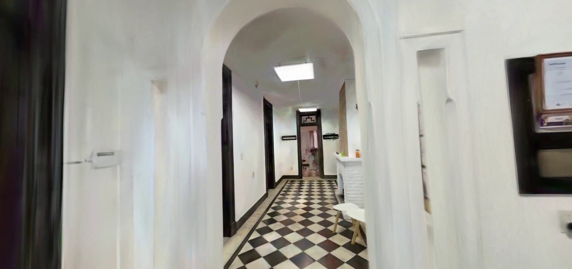 El pasillo, con sus arcos y el piso en damero
