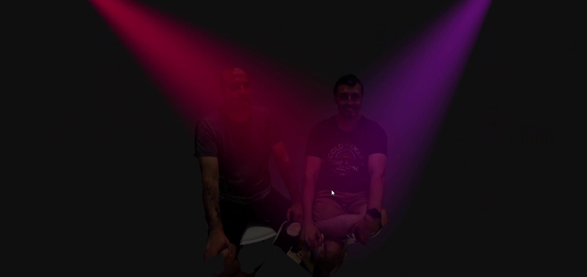 Los reflectores rojo y violeta sobre los dos