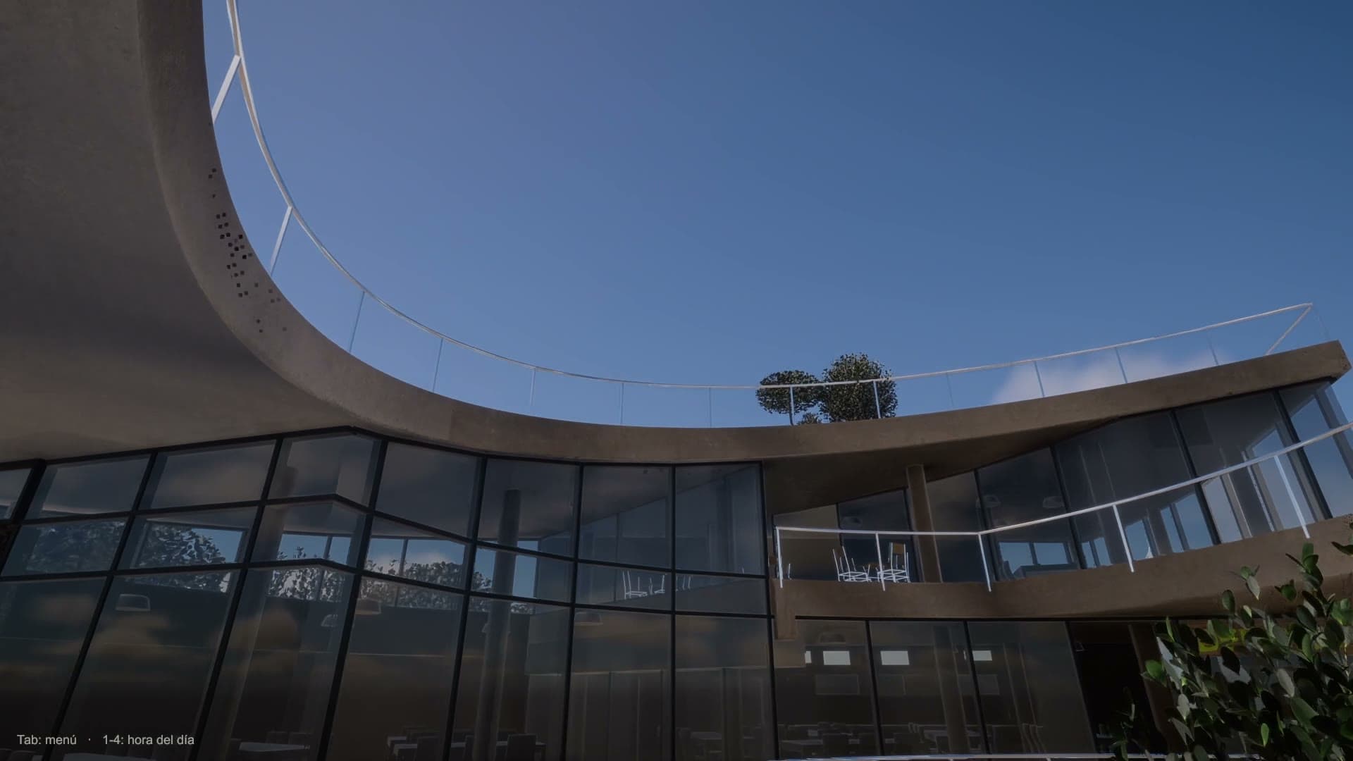 La fachada curva de vidrio reflejando el cielo